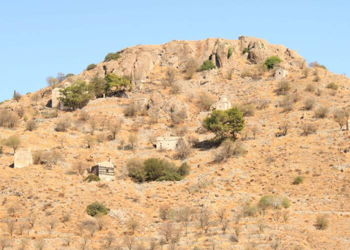 Vista parziale di Paleachora di Egina dal Monastero di Agios Nektaios. Si intravedono le chiese distribuite su un monte arido, con pochissima vegetazione.